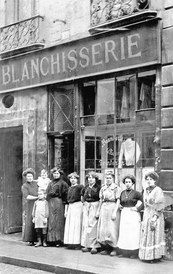 La blanchisserie et les blanchisseuses. 
1913. #Paris