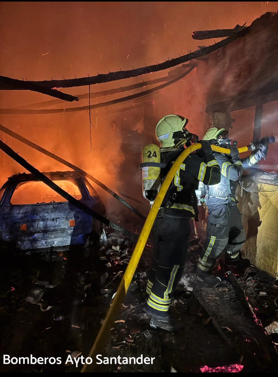 BombSantander's tweet photo. INCENDIO
Está noche @112Cantabria solicita nuestra intervención en San Vítores por incendio de vivienda unifamiliar con garaje anexo. Desplazamos autotanque 🚒 que extingue incendio totalmente desarrollado junto a bomberos @cantabriaes de Villacariedo en apoyo. https://t.co/8tq0DFSWRR