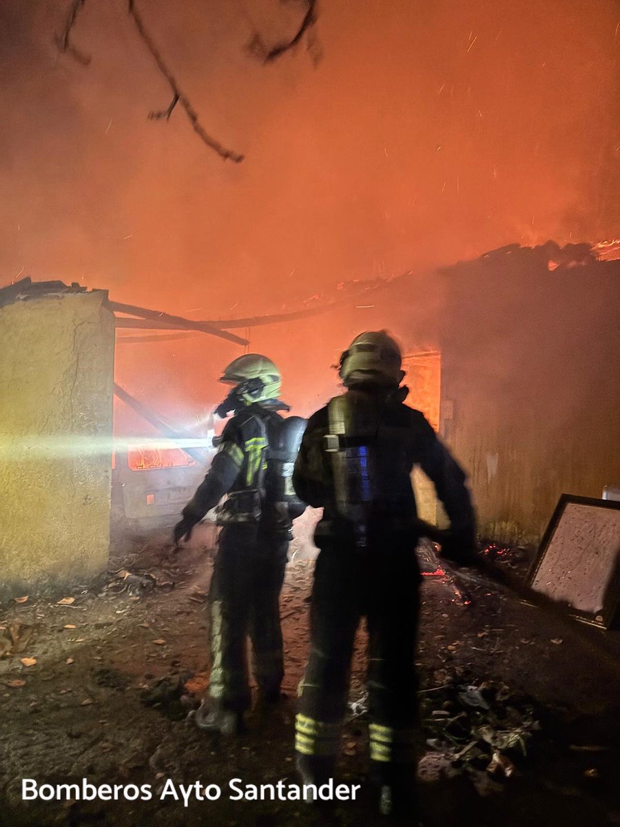 BombSantander's tweet photo. INCENDIO
Está noche @112Cantabria solicita nuestra intervención en San Vítores por incendio de vivienda unifamiliar con garaje anexo. Desplazamos autotanque 🚒 que extingue incendio totalmente desarrollado junto a bomberos @cantabriaes de Villacariedo en apoyo. https://t.co/8tq0DFSWRR