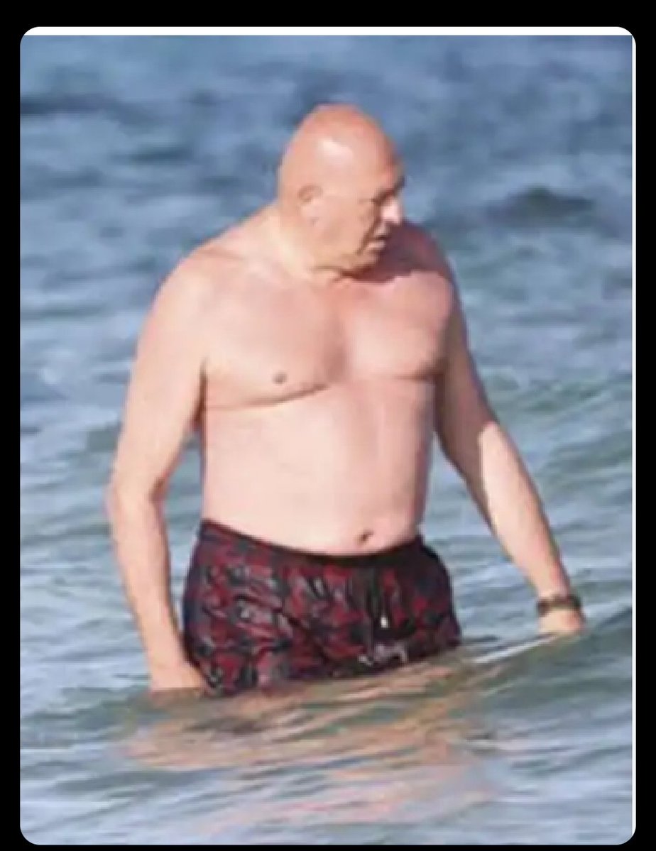 Mentre siamo prossimi alla terza guerra mondiale ,il nostro ministro della difesa è andato  in vacanza con la famiglia.
Questa è la dimostrazione  perfetta della serietà di questo governo...siamo una barzelletta 
#GovernoDellaVergogna
#Crosetto
#Melonivaiacasa