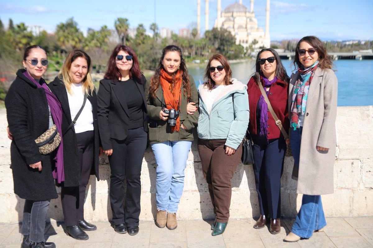 Bileşeni olduğumuz Adana Kadın Platformu ile birlikte 8 Mart'a giderken Taş Köprü’de kadın zincirimizi kurduk ve gerçekleştirdiğimiz basın açıklaması ile 8 Mart'ın startını verdik.