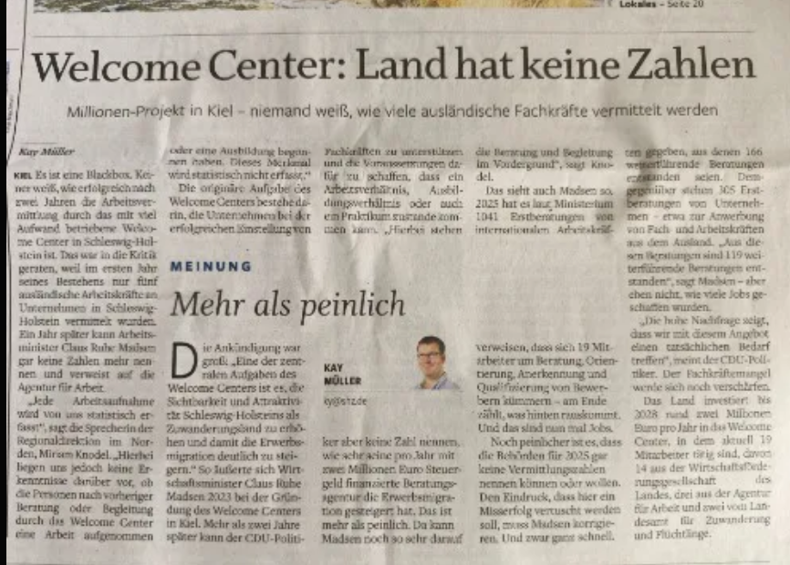 GFreiNews's tweet photo. Somalische „Learing Center“ in Minnesota ohne Schüler?

Das macht Deutschland besser. 

Das Land Schleswig-Holstein betreibt ein staatlich finanziertes „Welcome Center“, das ausländische Fachkräfte nach Deutschland holen und in Arbeit vermitteln soll.

Kostenpunkt:
2,6 Millionen Euro pro Jahr.

Personal:
bis zu 14 Mitarbeiter 
Mit Kosten von 185.700 € Mitarbeiter im Jahr

Vermittelte Stellen 2024:
Fünf !

Es wurden über zweieinhalb Millionen Euro ausgegeben, um fünf Stellen zu vermitteln.

Für 2025 gibt es keinerlei Zahlen, wie viele vermittelt wurden. Das könne man nicht mehr nachvollziehen.

Da stellen sich zwei Fragen:
1. Warum wurde das 2025 überhaupt noch weiterbetrieben?
2. Warum hören wir bei solch unübersehbarer offensichtlicher Korruption keine Handschellen klicken?