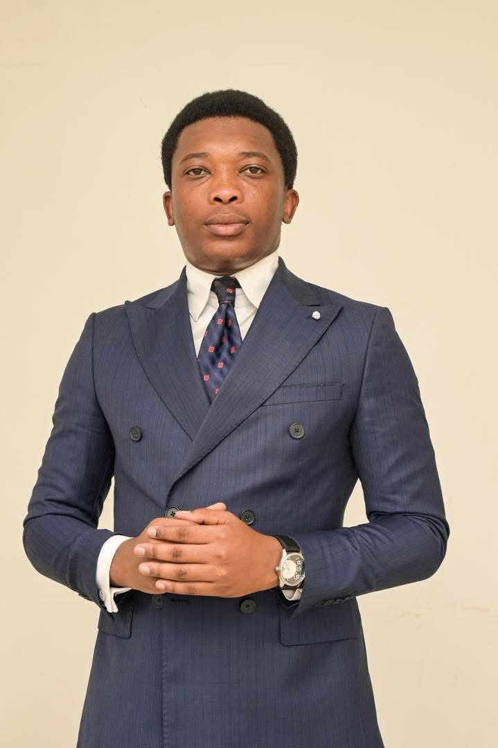 DÉCOUVERTE ‼️

Hier, j’ai fait une découverte.
Une découverte rare.
Une découverte qui redonne foi en l’intelligence congolaise.

J’ai découvert Roberto YOKOTO Roberto Yokoto.

Je l’ai découvert lors d’une conférence organisée au Sultani Hôtel, par la structure « The Colibri