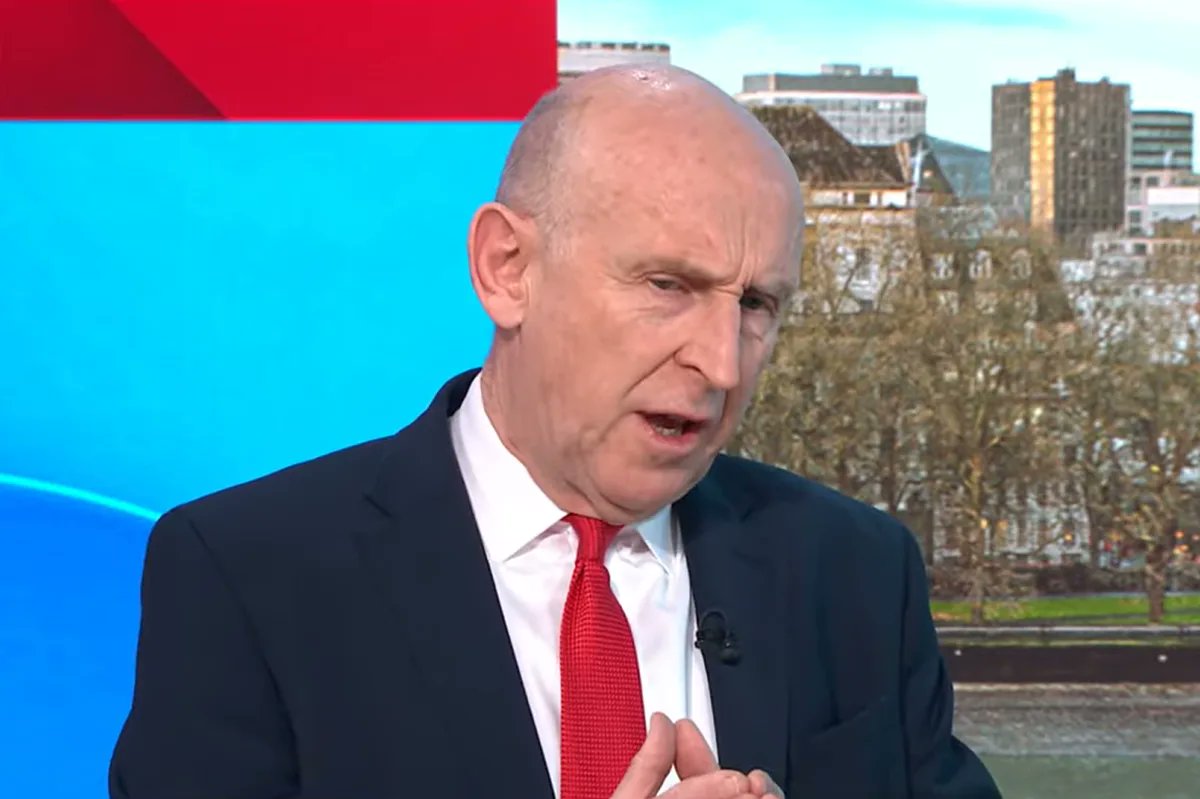 🚨 İran’dan Kıbrıs Yönüne Füze Atışı: İngiltere Üsleri Hedef Değildi, 300 Asker Bahreyn’de Risk Altında

🤖Savunma Bakanı, İran’dan iki füzenin, Birleşik Krallık’a ait askeri üslerin bulunduğu Kıbrıs yönüne fırlatıldığını açıkladı.
John Healey, “Üslerimizin hedef alındığından