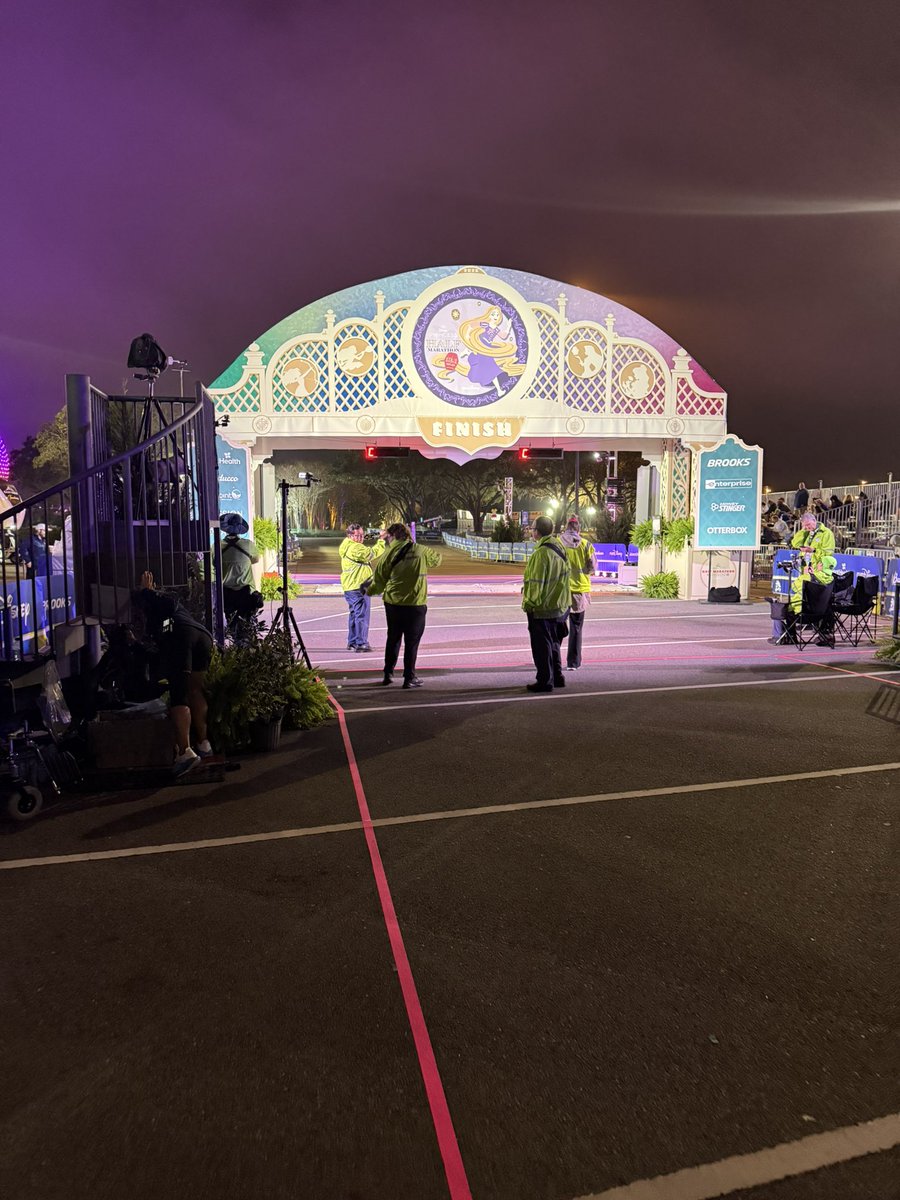 DaveInOrlando's tweet photo. It’s the final day of the @runDisney Princess Half Marathon weekend!

Good luck to the 17,700 runners pounding the magical pavement!

I’m here with the best ice at the finish line!

#PrincessHalf
#RunDisney https://t.co/AMqbqN3BQs