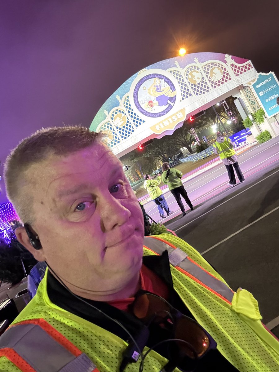 DaveInOrlando's tweet photo. It’s the final day of the @runDisney Princess Half Marathon weekend!

Good luck to the 17,700 runners pounding the magical pavement!

I’m here with the best ice at the finish line!

#PrincessHalf
#RunDisney https://t.co/AMqbqN3BQs
