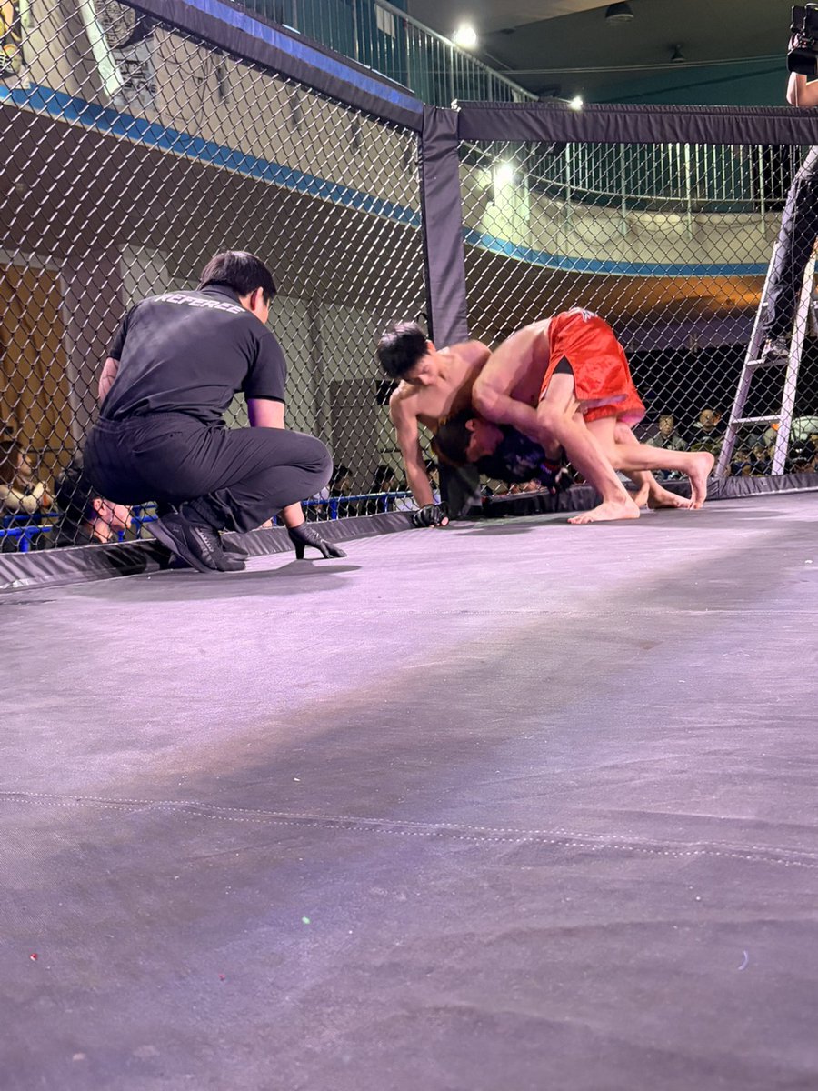 KrossoverF's tweet photo. 3/1（日）『KROSS×OVER-CAGE.8』
#KROSSOVERCAGE8 @KrossoverF #krossover 
第4試合KROSS×OVER PRO-MMA BANTAMWEIGHT(-61.2kg)FIGHT 5分2R
×#金井塚信之(フリー)
〇#石橋隆太(THE BLACK BELT JAPAN)
判定1-2 https://t.co/5Tr6mCYvvd