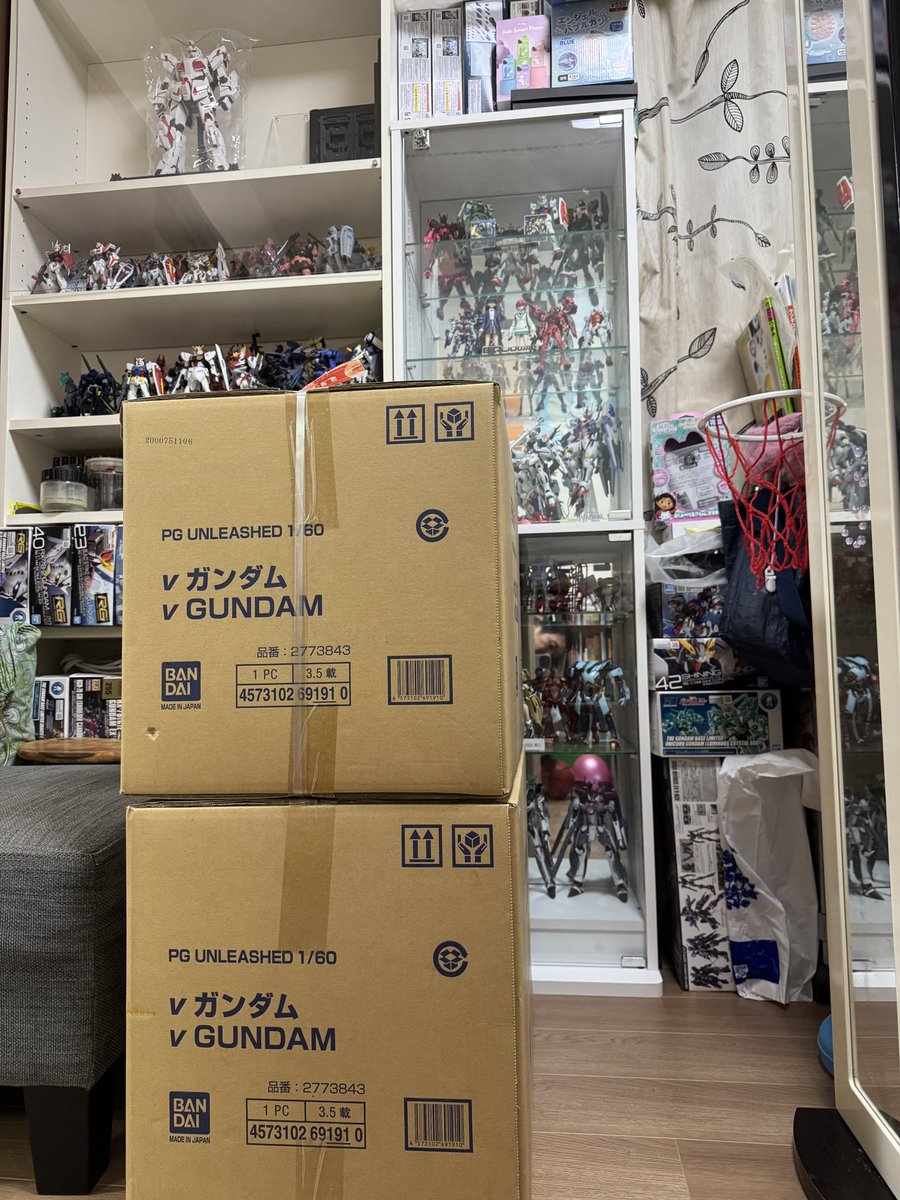hamabeen's tweet photo. こんな贅沢2度とないから写真におさめておこう。
（ひとつは抽選で当たった自分のもの、もうひとつも抽選で当たった友人のもの）
#ガンプラ
#PGUνガンダム https://t.co/GoRKzZ0chZ