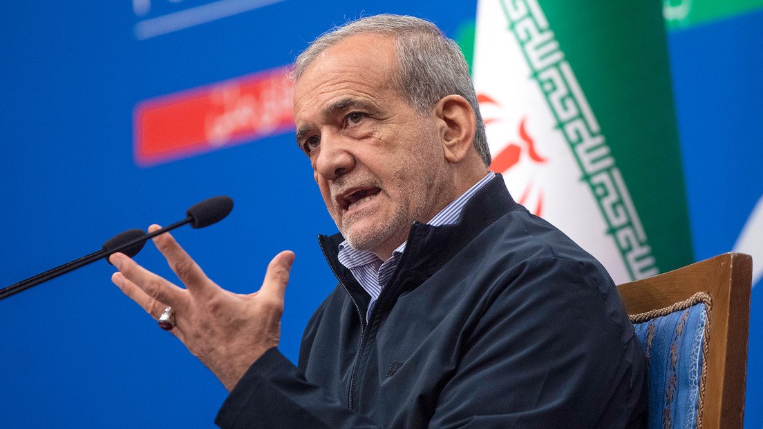 EurekaNews10's tweet photo. 🇮🇷 Presidente iraní: Teherán considera su deber vengar el asesinato de Jameneí.

La muerte del ayatolá Alí Jameneí en el ataque "se considera una declaración de guerra abierta contra los musulmanes", según Masoud Pezeshkian.

El presidente de Irán, Masoud Pezeshkian, condenó el ataque de Israel y EE.UU. contra la nación persa en el que murió el líder supremo iraní, el ayatolá Alí Jameneí, asegurando que Teherán considera la represalia como "su deber y su derecho legítimo".

"El asesinato del más alto funcionario político de la República Islámica de Irán y destacado líder y autoridad del mundo chiita por parte del siniestro eje estadounidense-sionista se considera una declaración de guerra abierta contra los musulmanes, especialmente los chiitas, en todas partes del mundo", afirmó Pezeshkian.

El presidente iraní expresó sus condolencias por la muerte de Jameneí. "La República Islámica de Irán considera que el derramamiento de sangre y la venganza contra los autores y comandantes de este crimen histórico son su deber y derecho legítimos, y cumplirá con esa gran responsabilidad y deber con todas sus fuerzas", advirtió.