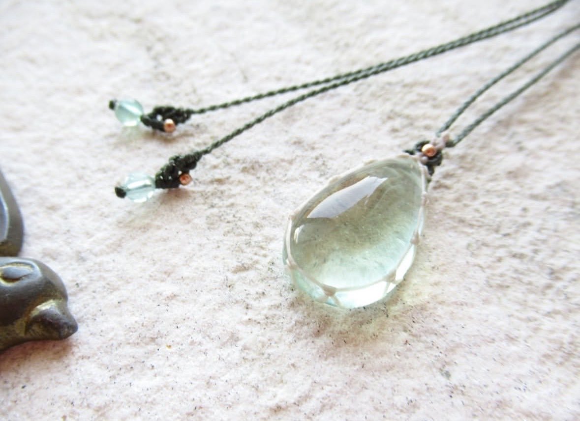 今日はグリーンフローライトを編みました。
妖しい輝きに魅せられました。