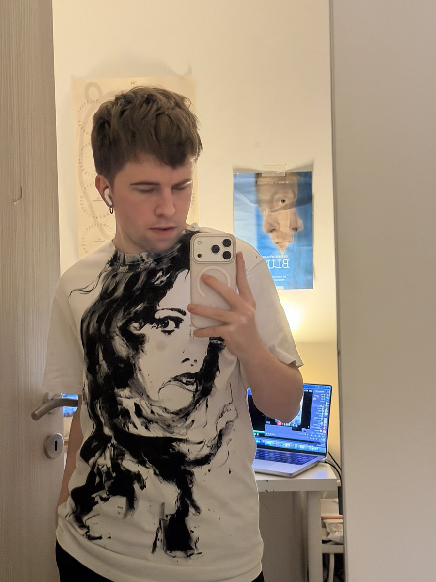 джоан дилдон tweet media