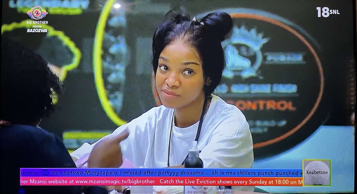 Thandeka looking gorgeous as she get her nails don’t by #LegendsBarber #BBMzansiS6