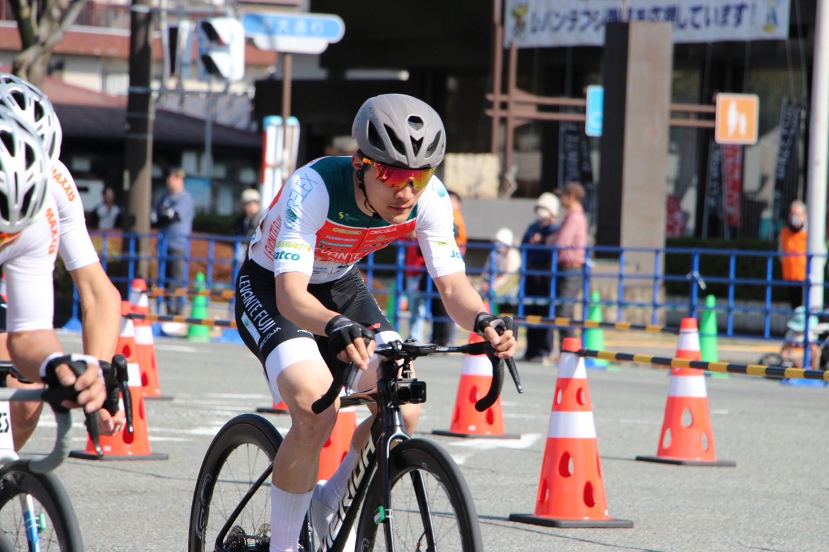 levantefuji's tweet photo. 本日��催のJATCO Presents 富士山サイクルロードレース 富士クリテリウムチャンピオンシップにご来場いただいた皆様、ライブ配信から応援いただいた皆様、誠にありがとうございました！
大いに盛り上げていただき、用意した1,500枚のTシャツも配布開始から2時間で終了となりました！

交流戦では山口瑛志選手が単騎での出場となりましたが、レースの1/3を逃げ、レースの展開を作り5位でフィニッシュしました。

そして決勝戦では、過去最高人数の7人で挑むことができましたが、夏目選手の5位がチーム最高順位となりました。
レバンテ全員が見せ場を作っていました🔥

🔸レースリザルト🔸
▶︎交流戦
5位 山口 瑛志 @shootingstarAnt 

▶︎決勝戦
5位 夏目 天斗 @natsumetakato12 
6位 シーム・キスコネン 
21位 瀬川 ジョエル @sarc_dx 
30位 渡瀬 義雄 
54位 森 凰翔 @ouga2708 
55位 サルマ 寬大 
65位 高梨 万里王 @wSqCqFGQldFgs71 

#レバンテフジ静岡 #levantefuji #富士山サイクルロードレース #富士クリテリウム #富士クリテ