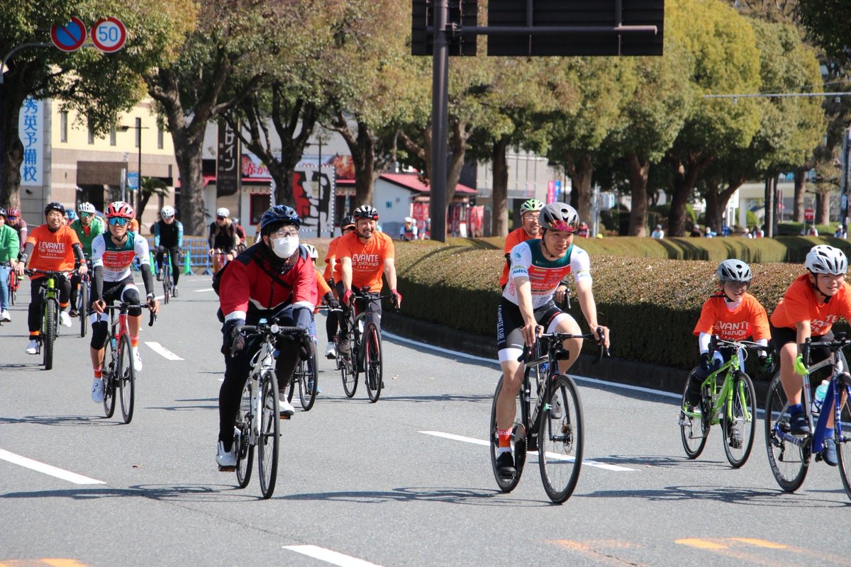 levantefuji's tweet photo. 本日��催のJATCO Presents 富士山サイクルロードレース 富士クリテリウムチャンピオンシップにご来場いただいた皆様、ライブ配信から応援いただいた皆様、誠にありがとうございました！
大いに盛り上げていただき、用意した1,500枚のTシャツも配布開始から2時間で終了となりました！

交流戦では山口瑛志選手が単騎での出場となりましたが、レースの1/3を逃げ、レースの展開を作り5位でフィニッシュしました。

そして決勝戦では、過去最高人数の7人で挑むことができましたが、夏目選手の5位がチーム最高順位となりました。
レバンテ全員が見せ場を作っていました🔥

🔸レースリザルト🔸
▶︎交流戦
5位 山口 瑛志 @shootingstarAnt 

▶︎決勝戦
5位 夏目 天斗 @natsumetakato12 
6位 シーム・キスコネン 
21位 瀬川 ジョエル @sarc_dx 
30位 渡瀬 義雄 
54位 森 凰翔 @ouga2708 
55位 サルマ 寬大 
65位 高梨 万里王 @wSqCqFGQldFgs71 

#レバンテフジ静岡 #levantefuji #富士山サイクルロードレース #富士クリテリウム #富士クリテ