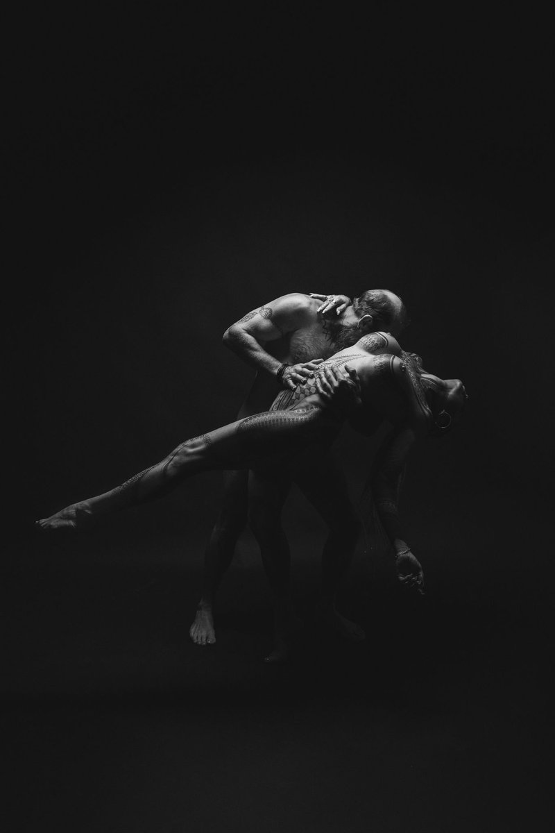 beard_nam_nam's tweet photo. 🩰***.ÉQUILIBRE ÉTHÉRÉ ***💫
Entre ombre et lumière, je danse l’émotion brute.
Corps sculpté par le silence, âme guidée par le mouvement.
La grâce n’est pas une pose, c’est une vérité en mouvement.
@lesagemelaniephotographe
@adink_xion
#visualartists
#harmoni
#artnude
#bwphoto https://t.co/7lF0GXeL0W