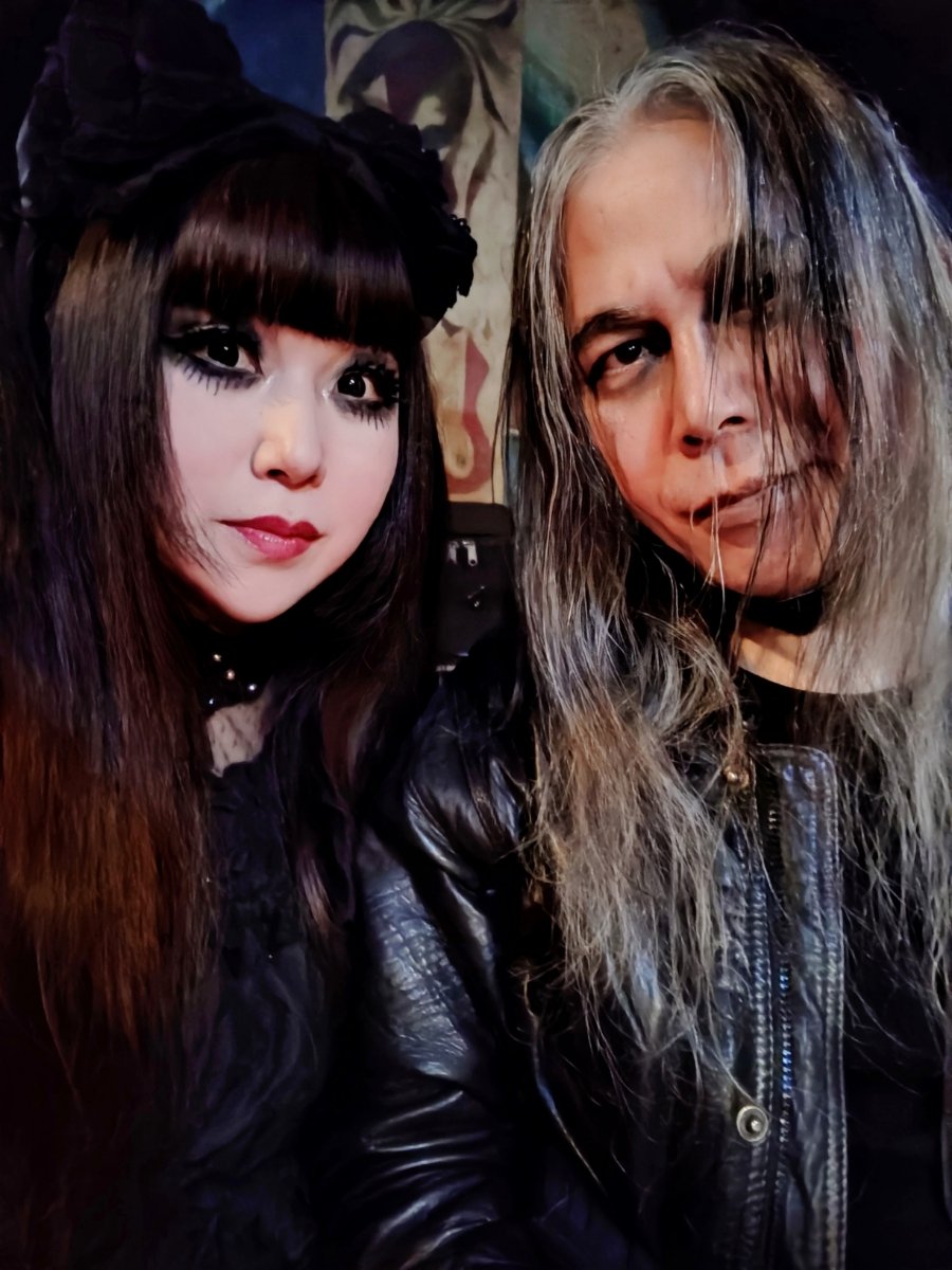 咲夜は『耳鳴りの奥のエピローグ』ご来場くださいました皆様どうもありがとうございました🖤
オゾマシーズさん・ヘブンズドアさん・対バンの皆様もありがとうございました✨
クランケさんがMCで仰った通りいろんなジャンルの変態が集合した大変楽しいライヴでした笑
.
▼王様と下僕の下僕9号と下僕1号