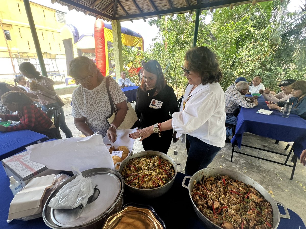 El factor humano hecho solidaridad con el amigo de todos, Macario Bonifacio González, disfrutando con amigos y compañeros, una tarde de afecto convocada por todos sus amigos.