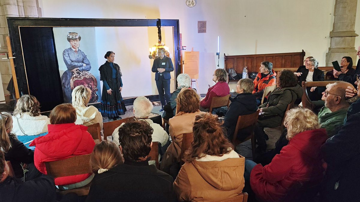 Elisa Clasina Bergen, geboren in Paramaribo Suriname vertelde het verhaal over de #slavernij tijdens het Gouds Geschiedenis Festival. Elisa kwam op 2 februari 1869 in Gouda wonen, 21 jaar oud. Met veel belangstelling in de Sint Janskerk in #Gouda. geschiedenislokaalmiddenholland.nl/bronnen/elisa-…