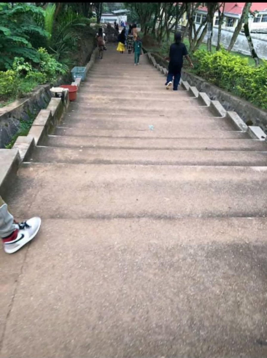 lesly_baya's tweet photo. Pour ceux qui ne connaissent pas Yaoundé, voici alors Awae escaliers. https://t.co/06HWTl2UIF