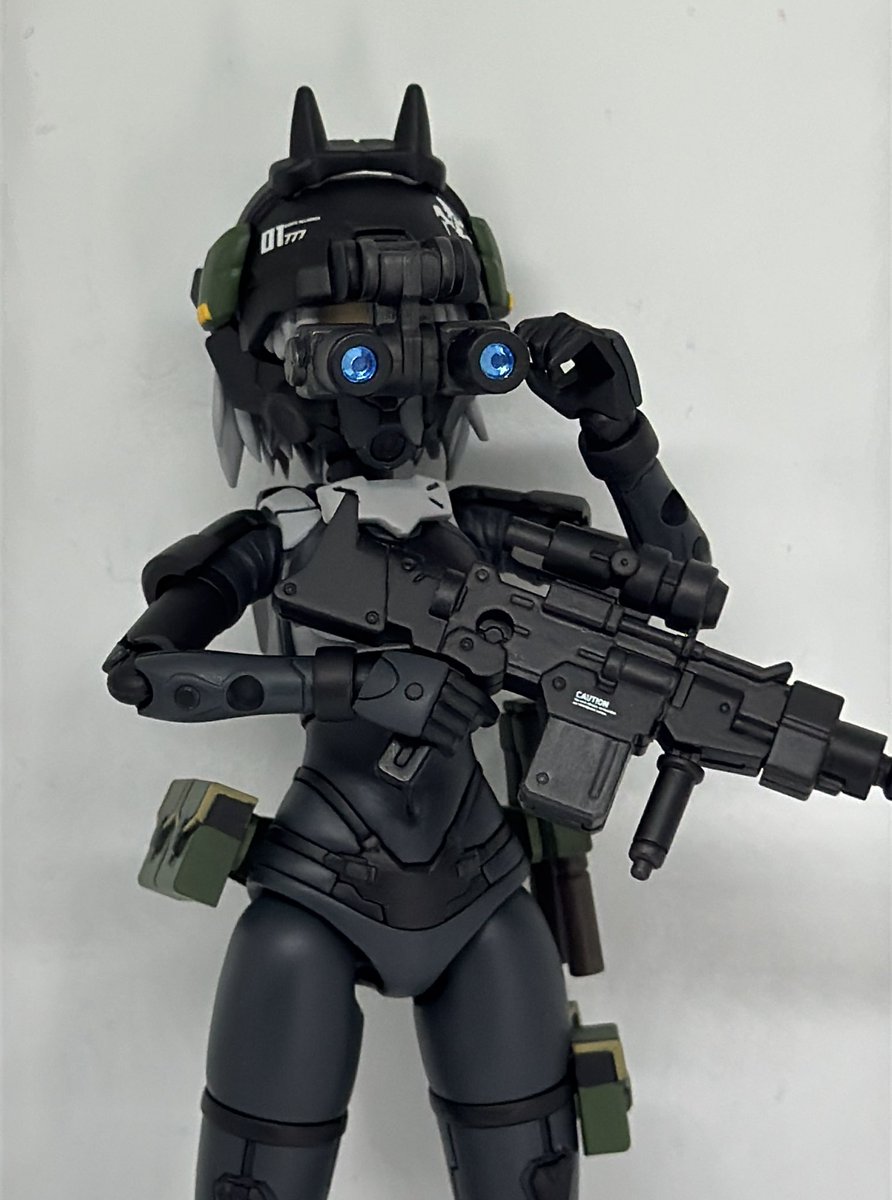 彼女は陸軍でもエリートが所属する特殊部隊「SPEC-OPS 777」に所属して