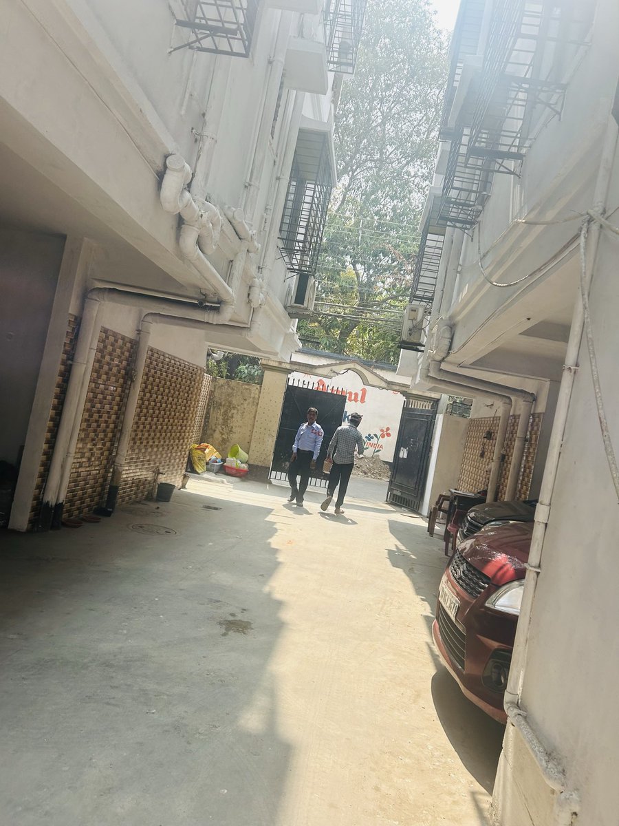 ChettriBidhya's tweet photo. I took this photo from behind when he took the parcel back in front of me. #amazon you are amazingly audacious. Who can guarantee that this kind of people will nit cause harm?? #shyaway #amazonshipping https://t.co/aT0kDZ98hB