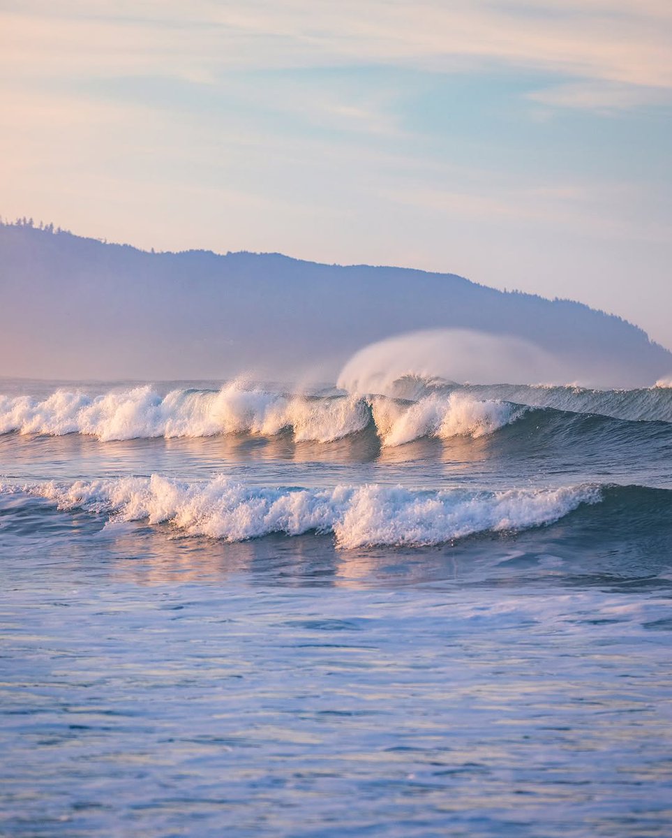 visualsofearth1's tweet photo. Sunrise on the Oregon Coast https://t.co/AwRVw51KOi