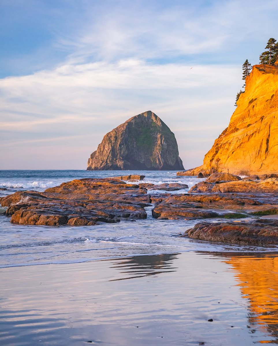 visualsofearth1's tweet photo. Sunrise on the Oregon Coast https://t.co/AwRVw51KOi