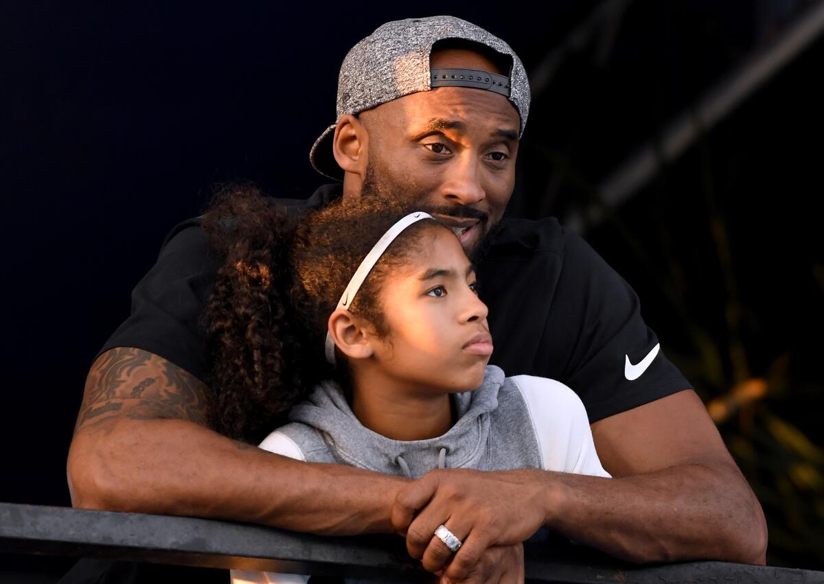 Byron Scott à propos de Kobe &amp; Gigi Bryant

« Il avait tellement de choses qu’il voulait faire. Et une grande partie tournait autour des filles. Du basket féminin. Il amenait Gigi à l’entraînement, on finissait, et elle allait bosser derrière. Un jour, il me dit : ‘Coach, elle
