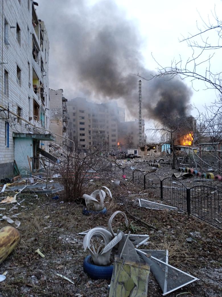 У підвалі цього будинку люди облаштували укриття. Там були обігрівачі, місця для ночівлі, запас води... Вибух був такої сили, що плити перекриття вдавило у підвал.
#Бородянка 1 березня 2022