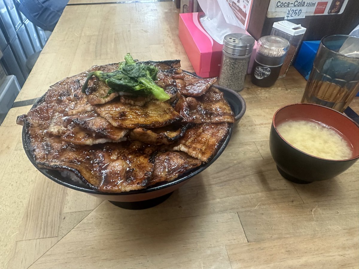 sapphire4731's tweet photo. いっぱい食べたいというのを言っていた昨日
食べれた方かな？？
たぶん1日で3kg弱なので少ない方だけど💦 https://t.co/aqG7tyUfXe