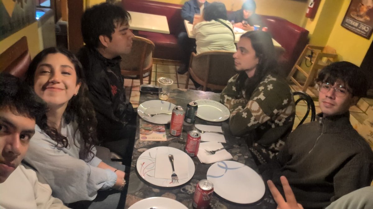 El robi medio quiere disimula la sonrisa pero estaba mega envergado conmigo pq no nos íbamos a comer por quedarme platicando con una morra xd