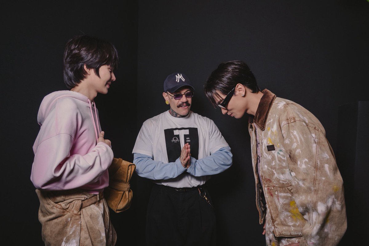 “เก่ง-หฤษฎ์” และ “น้ำปิง-นภัสกร” ตัวแทนจากประเทศไทยคู่แรก เข้าร่วมชมโชว์ Moschino Autumn/Winter 2026 ณ กรุงมิลาน ประเทศอิตาลี
.
ทั้งคู่มาในโททัลลุคที่สร้างสรรค์โดย Adrian Appiolaza ครีเอทีฟไดเรกเตอร์คนปัจจุบัน 
.
#KENGNAMPINGWITHMOSCHINO
#MoschinoFW26 #HOWEMAGAZINE