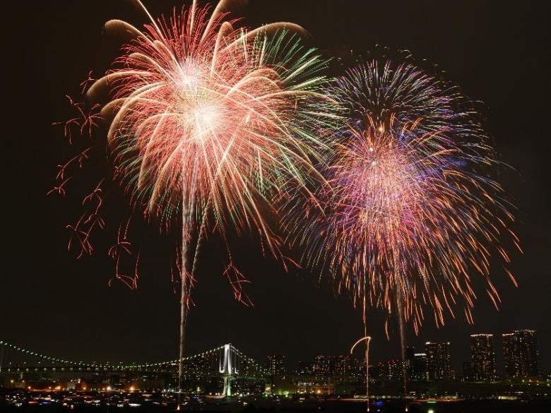【東京都で開催される花火大会まとめ】

4月11日：しながわ運河まつり花火打ち上げ（品川区）
5月23日：STAR ISLAND 2026（港区）
5月30日：足立の花火（足立区）
7月25日：隅田川花火大会（台東区・墨田区）
8月1日：江戸川区花火大会（江戸川区）
10月26日：東京湾大華火祭(中央区)