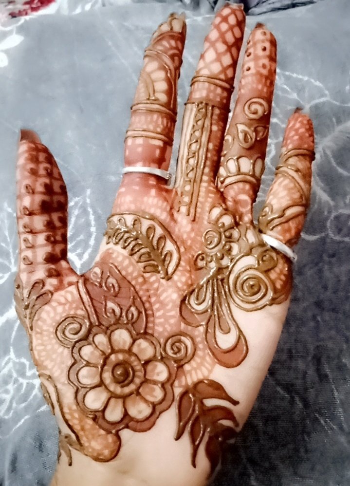 DeepGiriiii's tweet photo. Can I do #mehandi twitter 😸
now i have too na 🤪🥰😌 https://t.co/1TXULioOvH