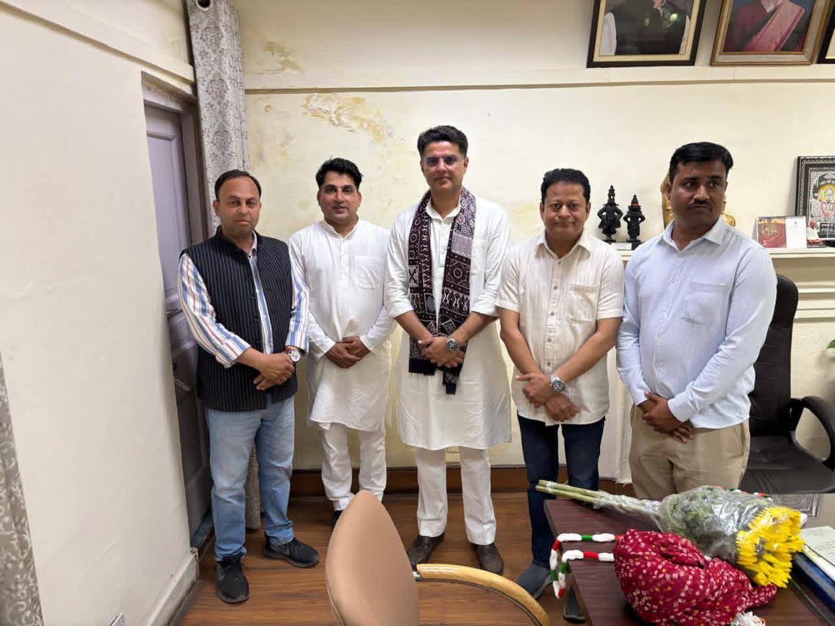 journalistsadiq's tweet photo. दिल्ली AICC मुख्यालय में अखिल भारतीय कांग्रेस कमेटी के महासचिव आदरणीय श्री सचिन पायलट जी से शिष्टाचार मुलाकात की। 
@SachinPilot 
@IYC  @INCIndia https://t.co/uL9vdh19sq