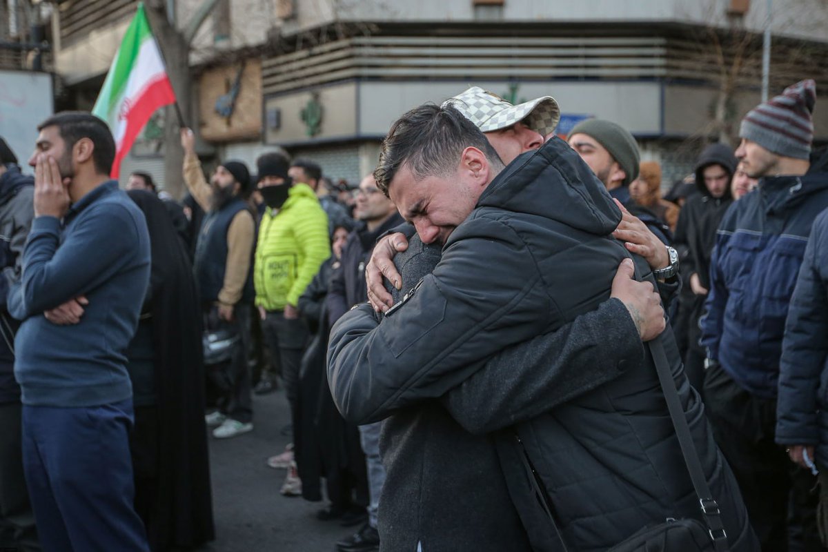 حضور مردم داغدار تهران در خیابانهای مرکز شهر ساعتی پس از اعلام خبر شهادت حضرت آیت‌الله العظمی سیدعلی حسینی خامنه‌ای

گزارش تصویری را از اینجا ببینید:
farsi.khamenei.ir/photo-album?id…