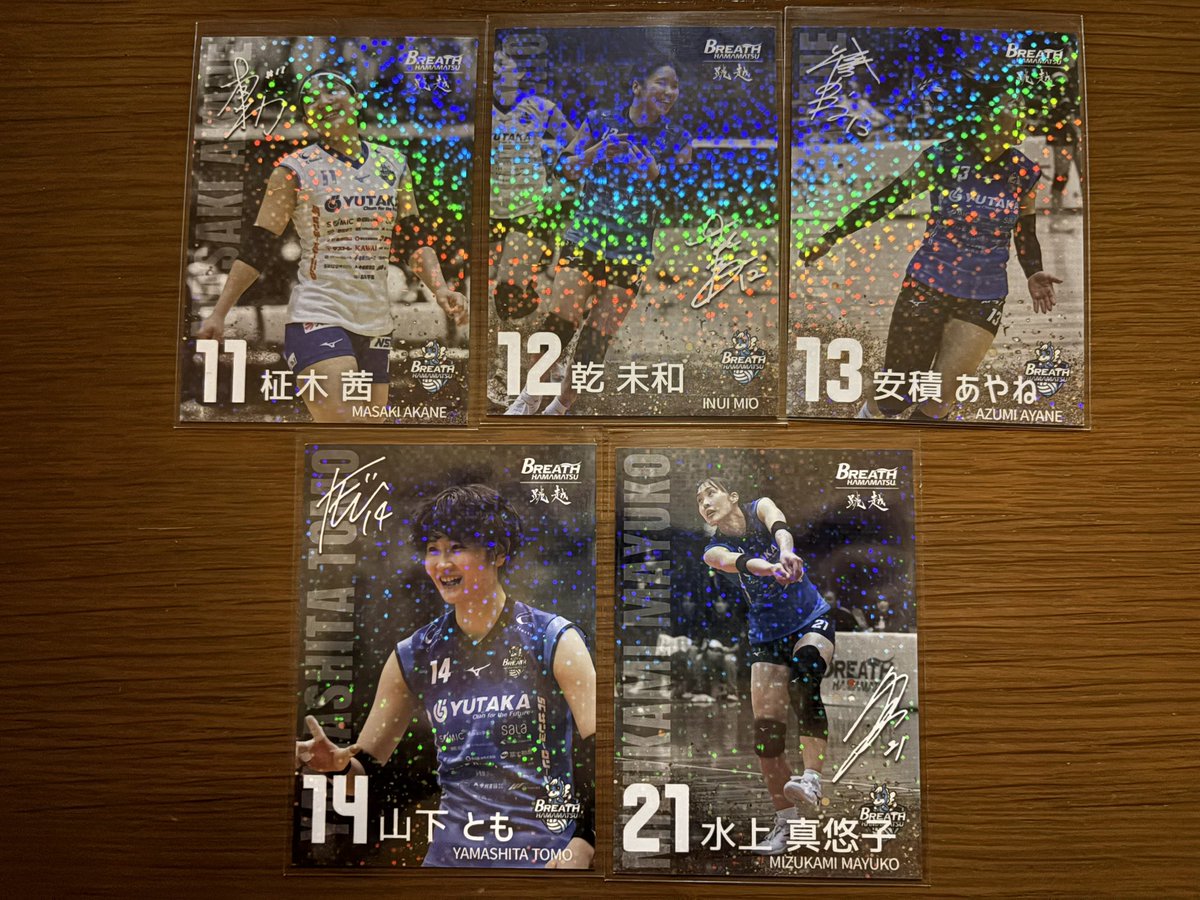 KING__TORA's tweet photo. ブレス浜松観戦。接戦を勝ちきる強さ！👏このまま最後まで行っちゃえ！💪
会場は3000人越えの大観衆、応援ステージ？設置などどんどん工夫され、非日常感溢れる素晴らしい空間！😊
配布＆試合後販売のトレカがホロ入りで、コート上で躍動するカッコいい写真！コンプリートしました😁
 #ブレス浜松 https://t.co/Xz6Jbwf4yZ
