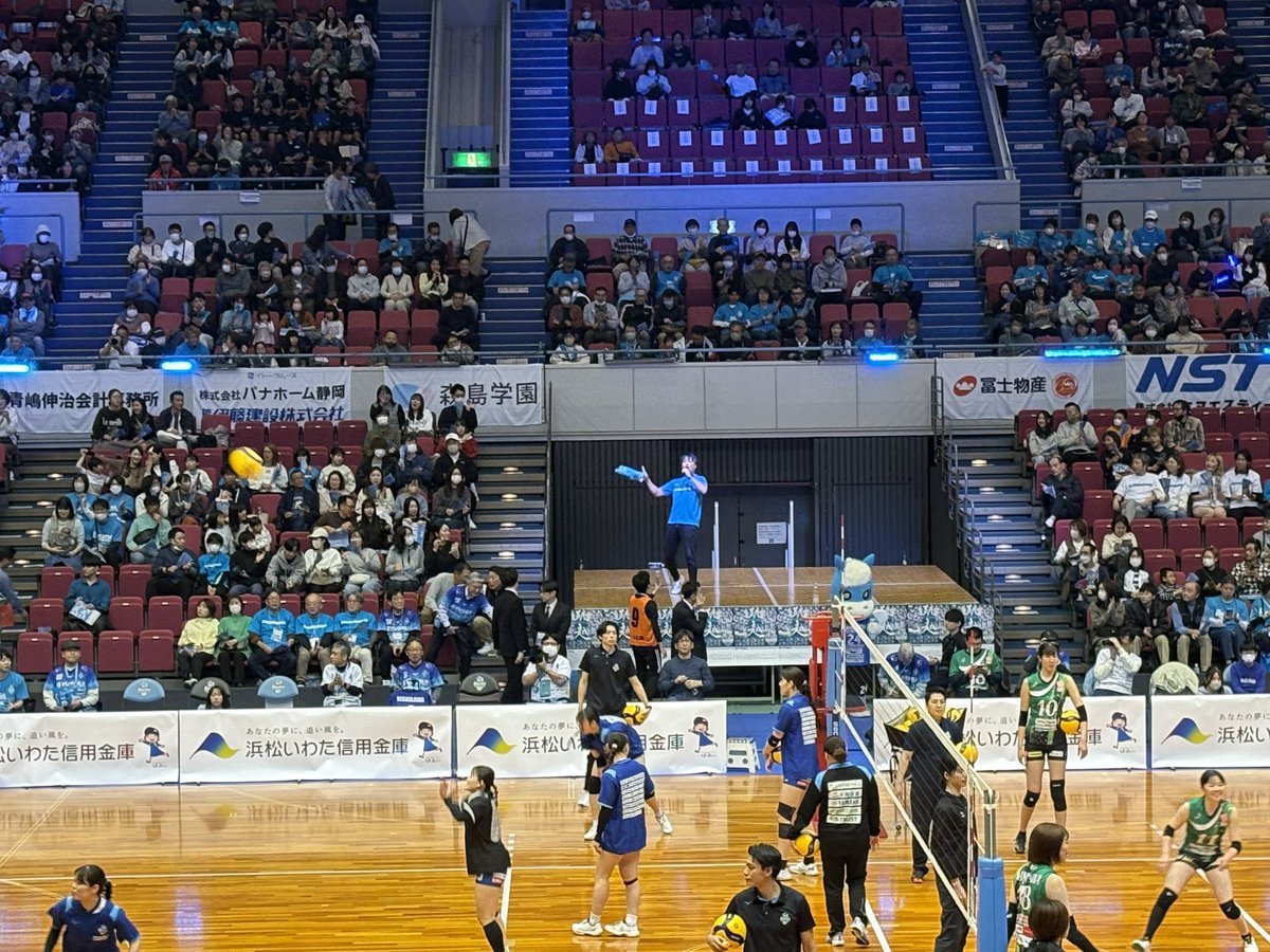 KING__TORA's tweet photo. ブレス浜松観戦。接戦を勝ちきる強さ！👏このまま最後まで行っちゃえ！💪
会場は3000人越えの大観衆、応援ステージ？設置などどんどん工夫され、非日常感溢れる素晴らしい空間！😊
配布＆試合後販売のトレカがホロ入りで、コート上で躍動するカッコいい写真！コンプリートしました😁
 #ブレス浜松 https://t.co/Xz6Jbwf4yZ