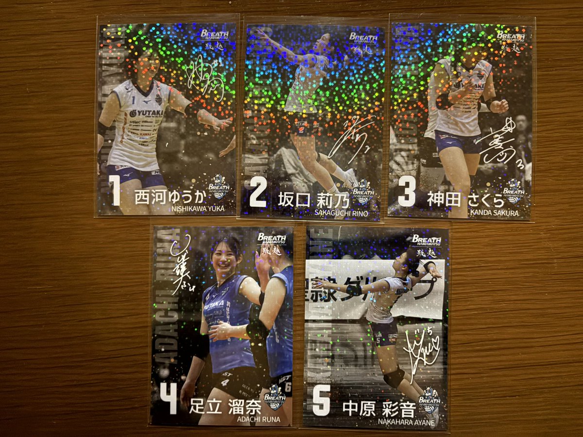 KING__TORA's tweet photo. ブレス浜松観戦。接戦を勝ちきる強さ！👏このまま最後まで行っちゃえ！💪
会場は3000人越えの大観衆、応援ステージ？設置などどんどん工夫され、非日常感溢れる素晴らしい空間！😊
配布＆試合後販売のトレカがホロ入りで、コート上で躍動するカッコいい写真！コンプリートしました😁
 #ブレス浜松 https://t.co/Xz6Jbwf4yZ