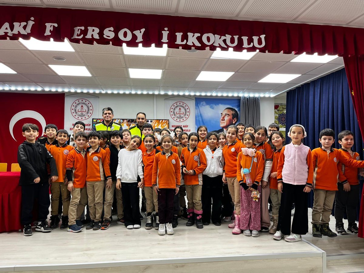 DarendeMEM's tweet photo. 📌 Darende İlçe Emniyet Müdürlüğü Trafik Ekipleri tarafından, ilçemiz Mehmet Akif Ersoy İlköğretim Okulu ve Osman Hulusi Ateş Anadolu İmam-Hatip Lisesi öğrencilerine yönelik "Güvenli Trafik ve Ulaşım" konulu seminer düzenlendi.
@tcmeb @malatyamem @behcet_bakir @fevziince74 https://t.co/rLbTmywX9L