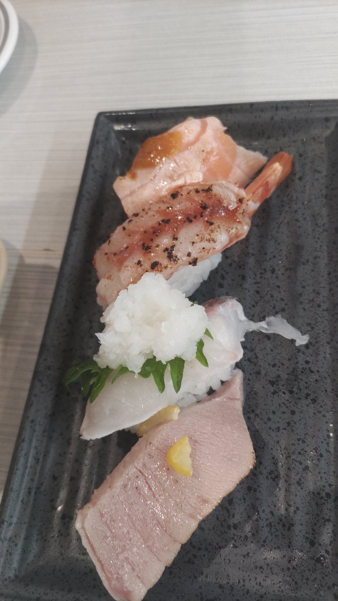 今日はおチビの幼稚園最後の演劇会打ち上げ（？）に、回るお寿司🍣に