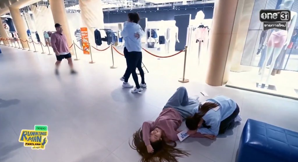 เอ็นดูพี่น้ำตาล ชีเป็นแฟนคลับพี่เจฟ แฟนคลับพี่อิ้ง พอมา running man ชีโดนสองศิลปินในดวงใจรุมคิล คือไรวะ 555555555555555555555555555555

NAMTAN RUN TOOK VERB
#RunningManTHEP2
#namtantipnaree