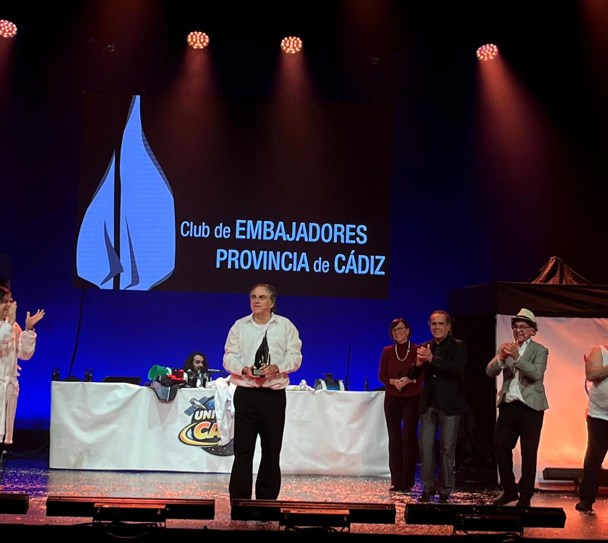 EmbajadorCadiz's tweet image. 🏆 #ElSelu es nombrado #Embajador de #Cádiz en una noche histórica sobre las tablas del #GranTeatroFalla.

🔝 #PepedeLucía hizo entrega del símbolo que acredita al autor como Embajador ante una ovación cerrada del público.

#28F #ClubdeEmbajadores #Embajadores #Turismo #Andalucía