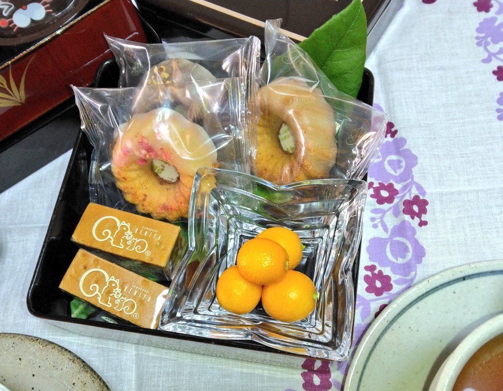 コミまも発売日はまさに今日でした。
イノ先生の素晴らしい表紙に嬉しくてドキワクにやにやしながらコミまも1巻を大事に抱えていました。
この喜びが2巻、3巻と続いてとても嬉しかったです。
パウンドリングサブレとくるみっこはすてきなら方々からの素敵美味しい頂き物。
#あわいの民エアお茶会