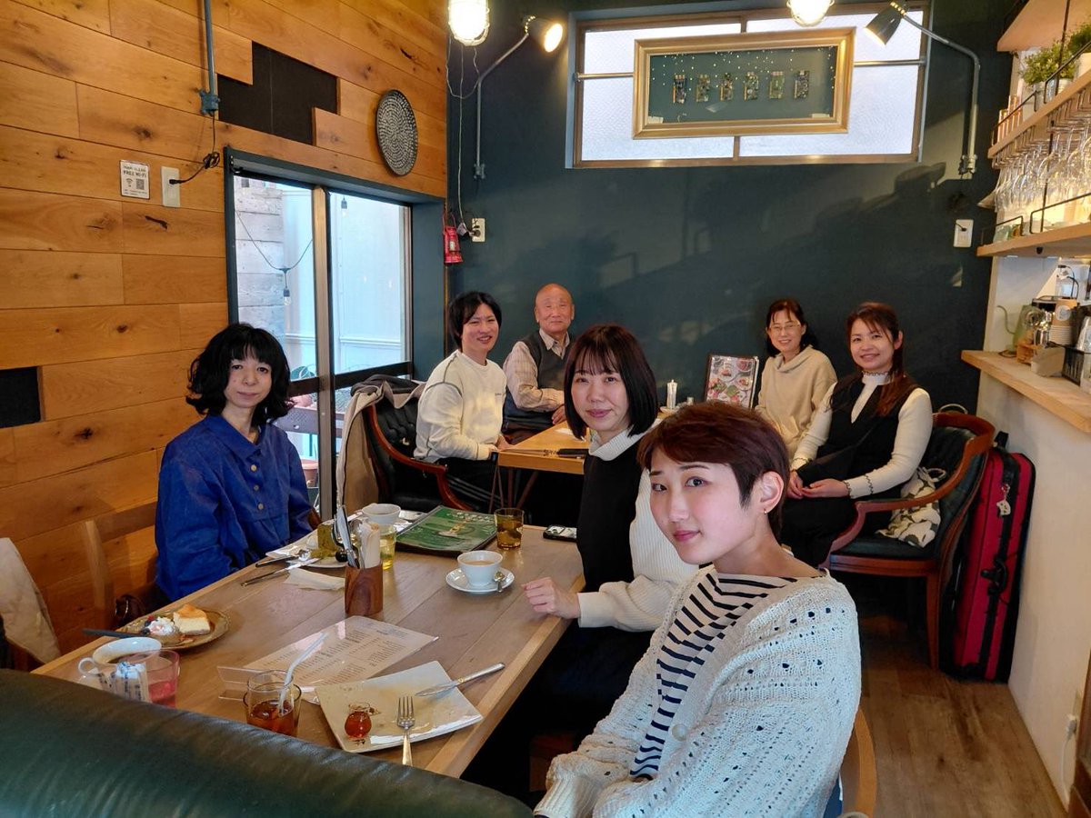neunte2002's tweet photo. 本日は2回目の金子先生練でした！
ドイツ・レクイエムは難解すぎる曲ですが、知れば知るほど魅力的な曲とのことで…
早速E社のスコアに載っている解説を読もうとしましたが、ドイツ語が読めなくて一旦閉じました🙃
AIに翻訳してもらおう…

練習前はバイオリンパートの数名でお茶会をしました🧁☕️ https://t.co/HvVY8JmL3x