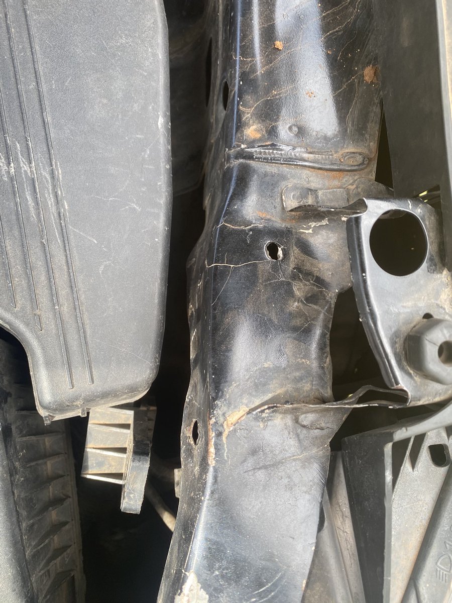 BrianVags's tweet image. The series continues Leo Nimeona ingine Hapa kenol you can see from frame 4 the car had an impact and the Fila is visible with cracks and also Gari ilikuwa inachemka na Oil pressure was forced to limited power the car knocked the Engine instantly after Road test by Owner weeh