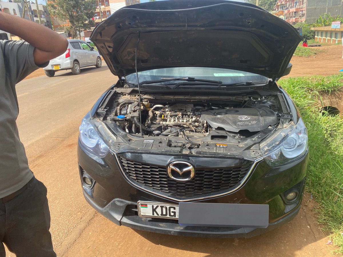 BrianVags's tweet image. The series continues Leo Nimeona ingine Hapa kenol you can see from frame 4 the car had an impact and the Fila is visible with cracks and also Gari ilikuwa inachemka na Oil pressure was forced to limited power the car knocked the Engine instantly after Road test by Owner weeh