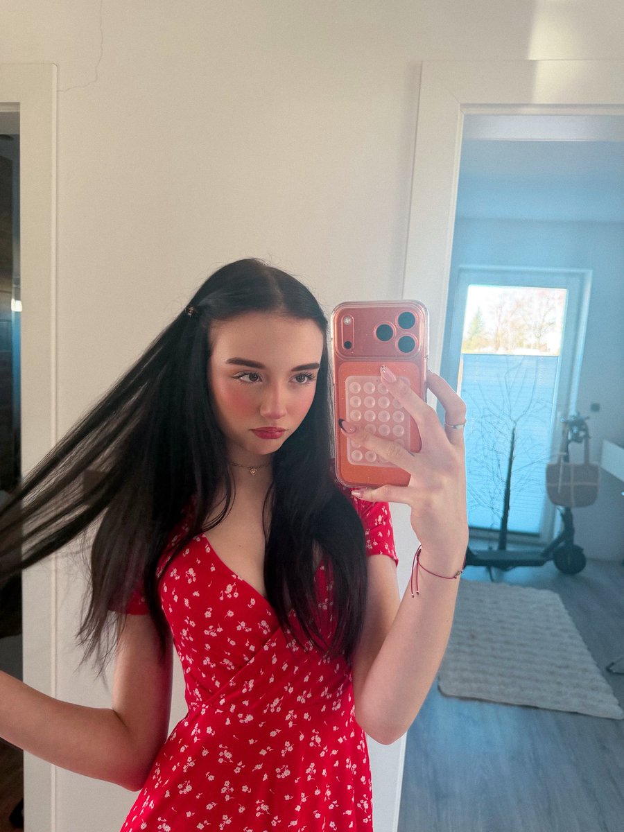 𝐌𝐞𝐥𝐚𝐏𝐮𝐬𝐭𝐞𝐥𝐧𝐢𝐤 tweet media