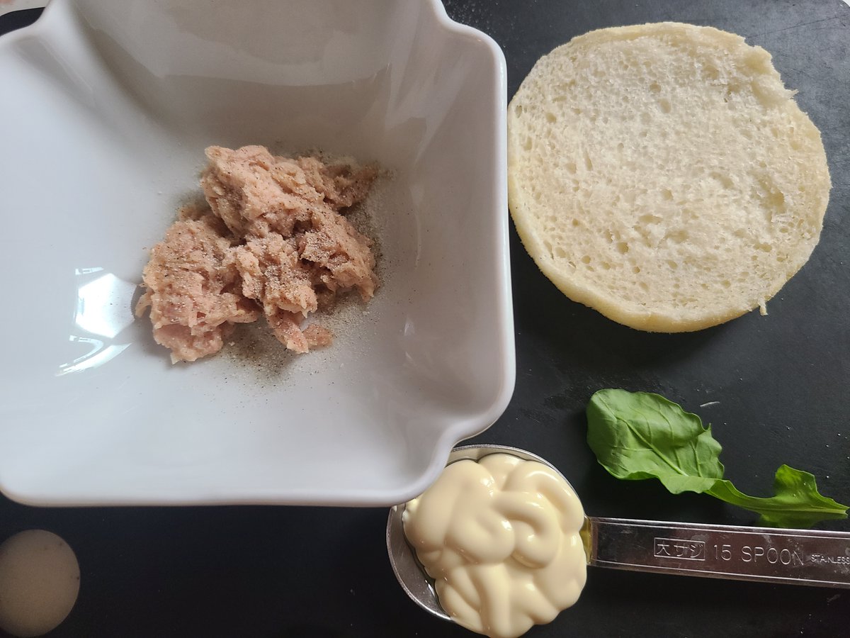 SHOSHO_INTL's tweet image. 🍞 '26 Home Bread #5: Tuna Mayo Muffin
Must-use ingredients. Not sure if the arugula even added anything? 😅 (Feb 11, 2026)
● 🍞 English Muffin
● 🐟 Canned Tuna
● 🥬 Arugula
● 🧂 Salt, Pepper, Garlic Powder
● 🧴 Olive Oil, Mayonnaise
#bread #homebread #muffin #tunamayomuffin