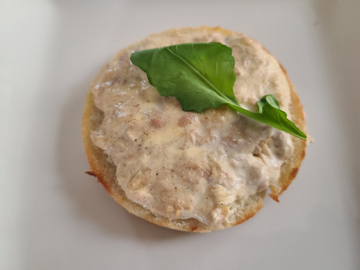 SHOSHO_INTL's tweet image. 🍞 '26 Home Bread #5: Tuna Mayo Muffin
Must-use ingredients. Not sure if the arugula even added anything? 😅 (Feb 11, 2026)
● 🍞 English Muffin
● 🐟 Canned Tuna
● 🥬 Arugula
● 🧂 Salt, Pepper, Garlic Powder
● 🧴 Olive Oil, Mayonnaise
#bread #homebread #muffin #tunamayomuffin